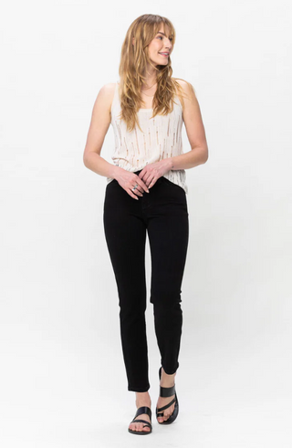 Model wearing Judy Blue Mid Rise Black Skinny Fit Jeans