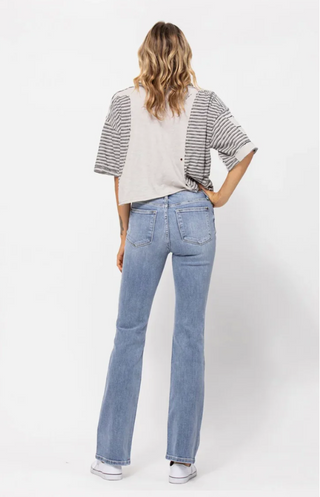 Back of model wearing Judy Blue Mid Rise Light Wash Bootcut Country Jeans