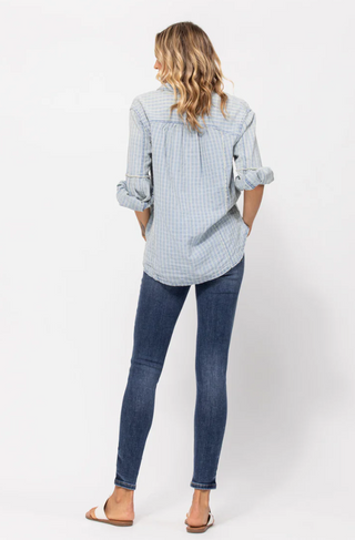 Back of a country model wearing Judy Blue Mid Rise Skinny Fit Medium Wash Jeans